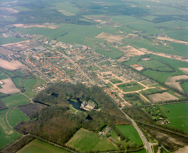 50478 Luchtfoto van Renswoude, uit het zuidoosten, met op de voorgrond het Kasteel Renswoude en de Arnhemseweg.