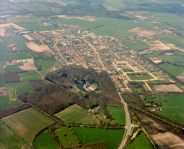 50479 Luchtfoto van Renswoude, uit het zuidoosten, met op de voorgrond het Kasteel Renswoude en de Arnhemseweg.