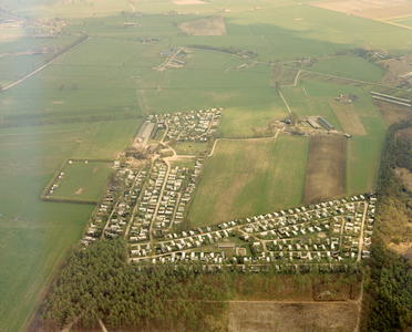 50488 Luchtfoto van de camping De Lucht aan de Barneveldsestraat (achtergrond) te Renswoude, uit het westen.