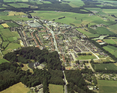 50489 Luchtfoto van Renswoude, uit het oosten, met in het midden de Dorpsstraat en links op de voorgrond het Kasteel ...