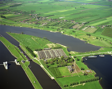 50746 Luchtfoto van de Lek met de stuw, de schutsluis en de steenfabriek de Ossenwaard te Hagestein (gemeente Vianen - ...