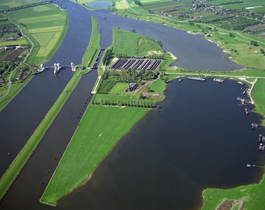 50747 Luchtfoto van de Lek met de stuw, de schutsluis en de steenfabriek de Ossenwaard te Hagestein (gemeente Vianen - ...