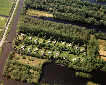 50842 Luchtfoto van een camping met caravans te Zegveld, met links de Meije uit het noordoosten.N.B. De gemeente ...