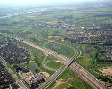 50961 Luchtfoto van de op- en afritten van de rijksweg A2 op grens van Nieuwegein (links) en IJsselstein rechts). Links ...