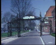 339 Vrijheid 1945 Optocht, Carnavalsoptocht Singel, Sint Jorisweg, Steegoversloot, 5 mei: Kali geblinddoekt in auto, ...