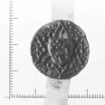 3 Een spitsgotische zespas afgewisseld met cirkeltjes, waarin een rechtstaand vroeggotisch schild, 18-02-1346