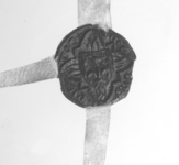 13 Een afwisselend gotische en kleinpuntige achtpas, waarin een rechtstaand gotisch schild, 31-05-1354