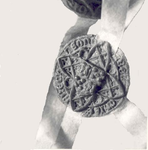 18 Een gotische vierpas, afgewisseld met cirkeltjes, waarin een rechtstaand gotisch schild, 16-01-1356