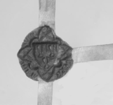 21 Een afwisselend gotische en kleinlobbige achtpas, waarin een rechtstaand gotisch schild, 27-01-1356