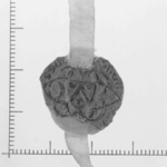 22 Een gotische vierpas door een lobbige vierpas, waarin een rechtstaand vroeggotisch schild, 06-01-1371