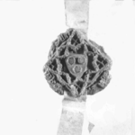 22B Een gotische vierpas door een lobbige vierpas, waarin een rechtstaand vroeggotisch schild, 22-05-1380