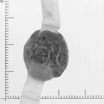 23 Een gotische driepas door een gotische driepas, waarin een rechtstaand vroeggotisch schild, 14-01-1371