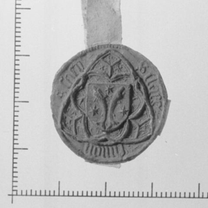 136 Een lobbige driepas door een gotische driepas, waarin een rechtstaand halfrond schild, 26-04-1457