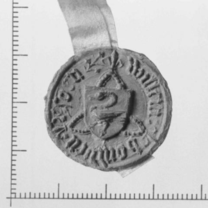 170 Een gotische driepas, met lelies op de punten, achter een rechtstaand gotisch schild, 20-08-1474