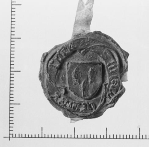 210 Een lobbige driepas, waardoor de tekstbanderol is gewonden en waarin een rechtstaand gotisch schild, 10-04-1495