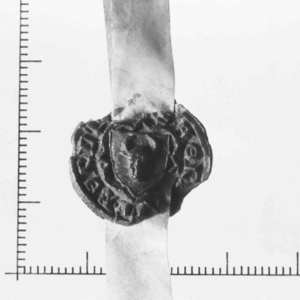 225 Een afwisselend lobbige en kleinpuntige achtpas, waarin een rechtstaand gotisch schild, 1345