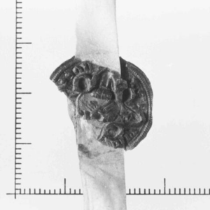 231 Een gotische vierpas afgewisseld met cirkeltjes, waarin een rechtstaand schild, 1345