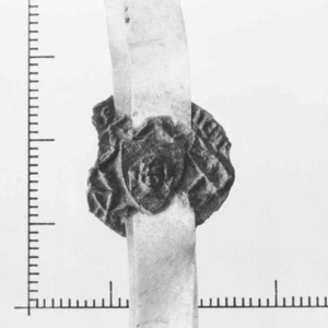 233 Een afwisselend gotische en kleinpuntige achtpas, waarin een rechtstaand vroeggotisch schild, 1345