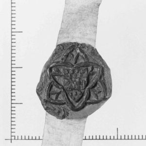 239 Een gotische driepas over een gotische driepas, waarin een rechtstaand vroeggotisch schild, 20-05-1399