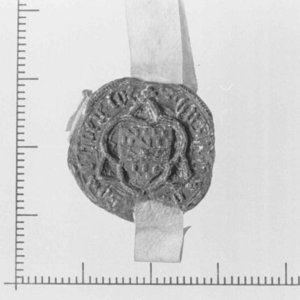 243 Een lobbige driepas over een gotische driepas, waarin een rechtstaand gotisch schild, 31-07-1416