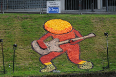 1006 Mozaiëken Fruitcorso 2013. Mozaiek met als titel Daar ziet muziek in , gemaakt door Welzijndiensten Tiel. ...