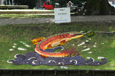 1016 Mozaiëken Fruitcorso 2013. Mozaiek met als titel Hop! , gemaakt door T.G.V. Hellas Tiel. Gesponsord door BTW Nederland