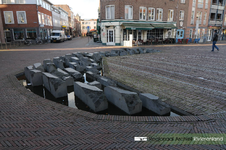 987 Zicht op het plein in Tiel, waar sinds 2009 een Waterkunstwerk is te zien. De gemeenteraad van Tiel heeft onlangs, ...
