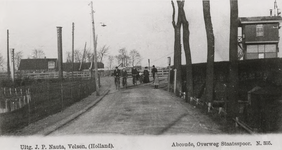 195; De spoorwegovergang te Abcoude (gemeente Abcoude-Baambrugge)