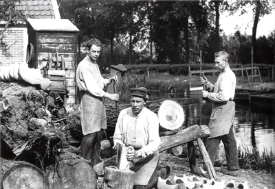  Klompenmaker Rijk Meijer met zijn knechts aan het werk