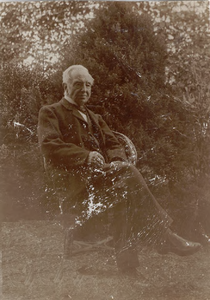  Portretfoto van W. Koomans, arts, gemeentegeneesheer van Abcoude