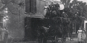 304; Foto voor de strohandel van J. Griffioen in de Dorpsstraat te Baambrugge omstreeks 1922.