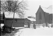  Kerkhof met baarhuisje bij Dorpskerk