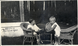  Foto Lodewijk Schiethart (rechts) met onbekend kind