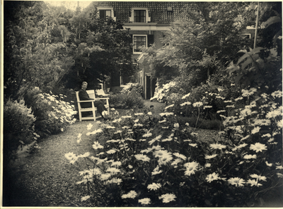  Foto Gerard Schiethart in tuin van vermoedelijk ouderlijk huis in Vreeland