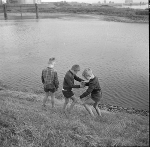 859 Spelende jongens bij de voorhaven van de ingang naar de sluizen., 01-01-1961 - 31-12-1970