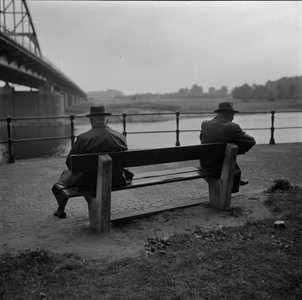 860 Even verpozen op bankje aan de IJssel naast de Wilhelminabrug., 01-01-1961 - 31-12-1970