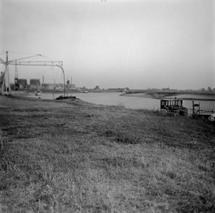 861 Gezicht vanaf het Pothoofd op de IJssel. Links het overslagbedrijf en daarnaast de tanks van de Gulf bij de ingang ...