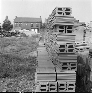 868 Bakkerij Bloemendal aan de Holterweg op de Snippeling. Op de voorgrond het opslagterrein van de Fa. Klosters ...
