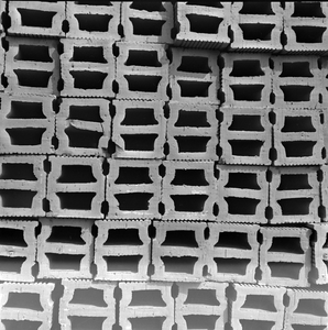 869 Stapel holle bakstenen op het opslagterrein van de Fa. Klosters Bouwmaterialen tussen de Holterweg en de ...
