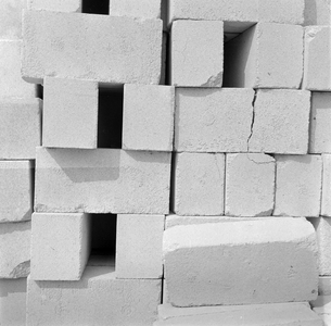 872 Stapel kalkzandstenen op de bouwplaats van een flatgebouw aan de Deltalaan., 01-01-1961 - 31-12-1970
