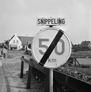 874 Plaatsnaambord geplaatst aan de Snippeling op verzoek van de bewoners. Op de achtergrond de bakkerij van de fam. ...