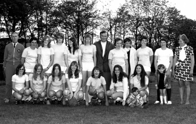 RJ000000184 Het kampioens voetbalteam van de dames van Purmerland. (NNC 02-06-1972)