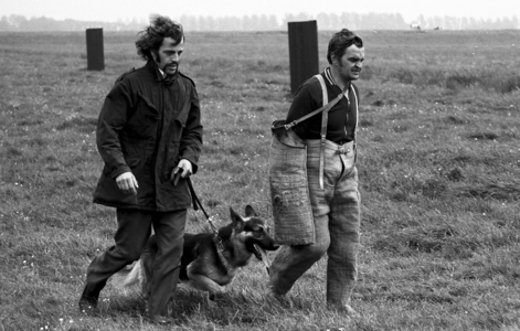 RJ000000194 Een herdershond samen met zijn baas legt een examen af georganiseerd door Argos. (NNC 19-06-1972)
