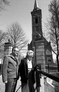 RJ000000489 Ds. J.R. Hanenburg met zijn vrouw voor de Ned. Hervormde kerk in Middenbeemster waar hij 25 jaar voorganger ...