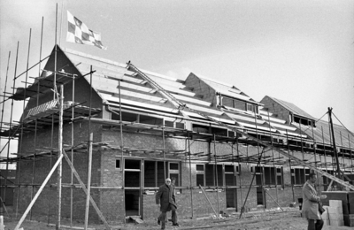 RJ000000495 Burgemeester Schoon heeft zojuist de vlag gehezen op het hoogste punt van de nieuwbouw uitbreiding De ...