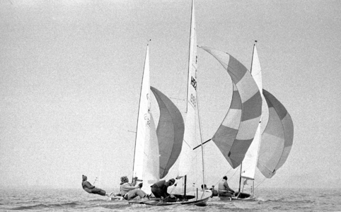 RJ000000543 Tijdens Olympische selectie wedstrijden op de Gouwzee zeilt de voorhoede onder spinnaker op het ...