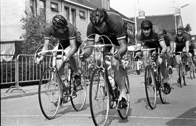 RJ000000547 Jos Kieftenburg leidt het peleton tijdens de Ronde van Schermerhorn. (NNC 28-06-1976)