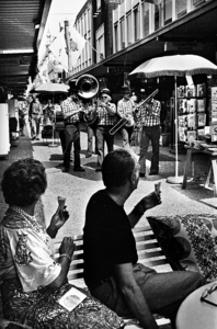 RJ000000558 De Free Time Old Dixie Jazz Band loopt door de Hoogstrada terwijl het publiek in de schaduw een ijsje eet. ...