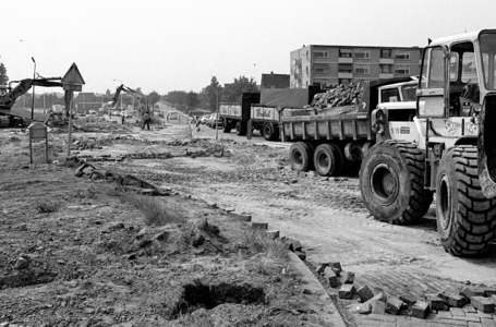 RJ000000614 Er wordt hard gewerkt aan de nieuwe oprit naar Rijksweg 7 bij de Beemsterbrug. (NNC 11-06-1976)