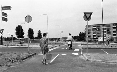 RJ000000913 Het nieuwe kruispunt bij de Beemsterbrug waarbij voetgangers en fietsers vogelvrij zijn. (NNC 26-07-1976)